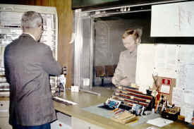 Lindenhurst-Station-interior_c.1965_Sturm-Fehn.jpg (91538 bytes)